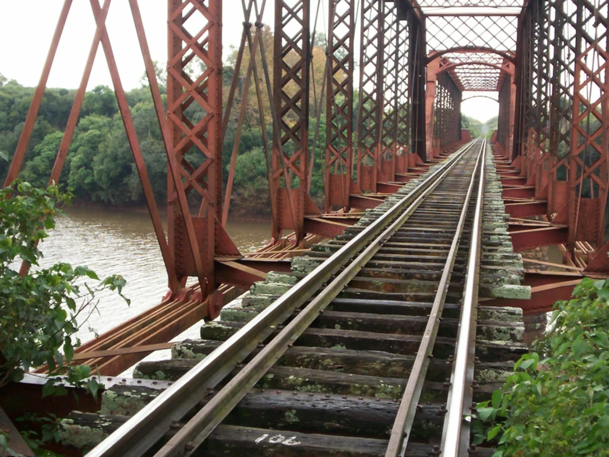 Se prendió fuego un puente ferroviario de Corrientes