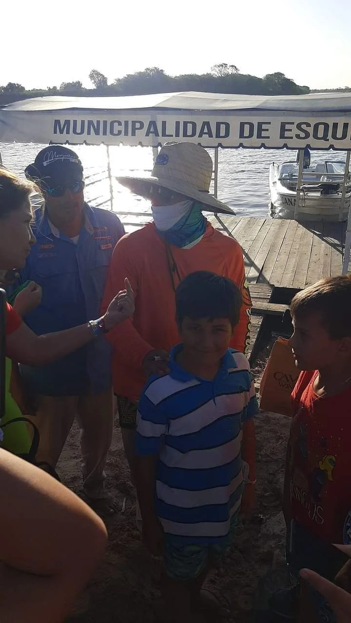 Video y fotos del Kun Agüero pescando en Corrientes