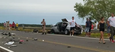 Un camión lleno de yerba volcó y aplastó un auto en una ruta de Corrientes: dos muertos
