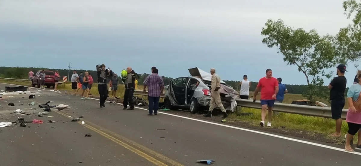Un camión lleno de yerba chocó con un auto en una ruta de Corrientes: dos muertos