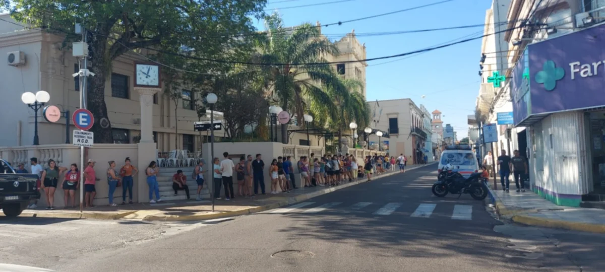 Largas filas para comprar las entradas para la Fiesta Nacional del Chamamé en Corrientes