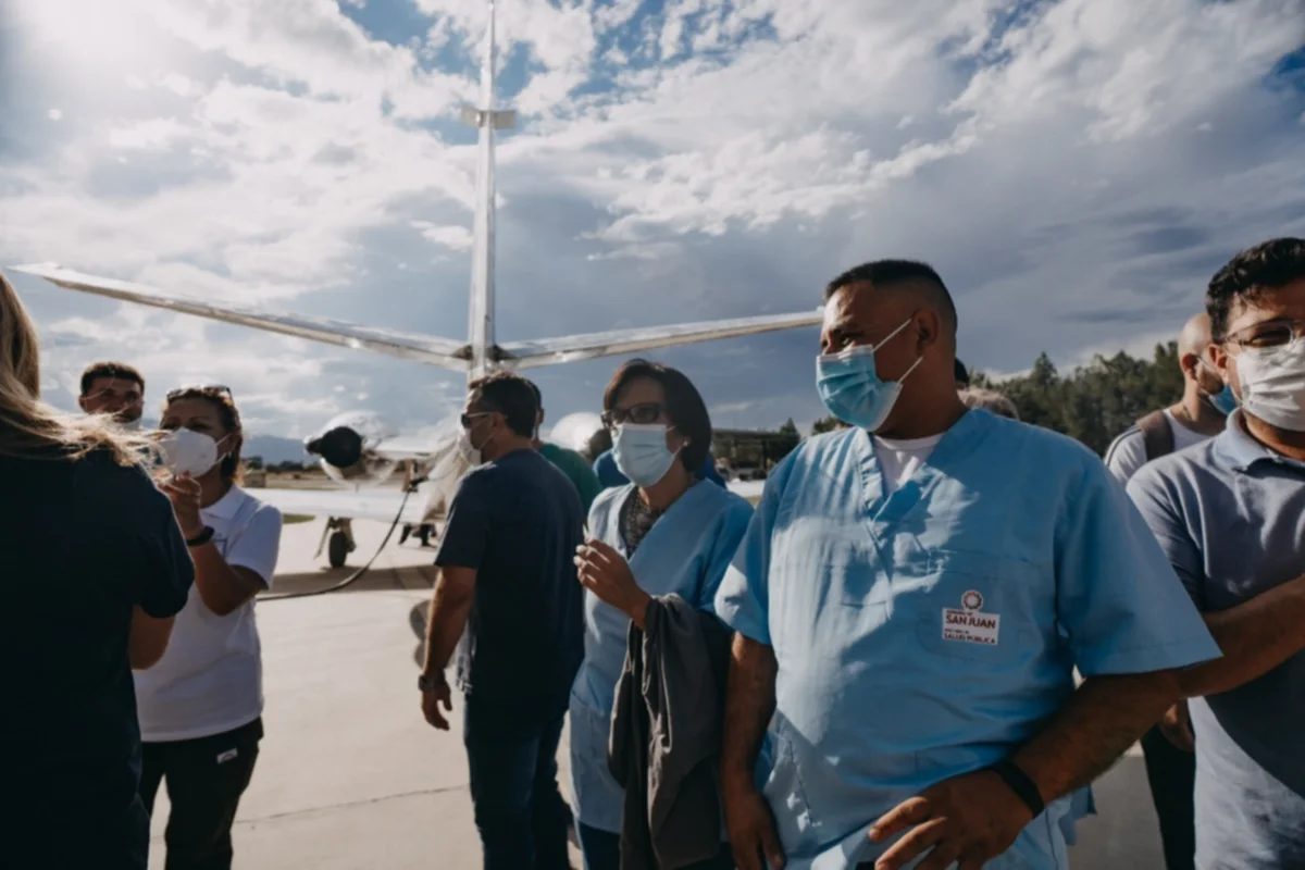 Operativo sin precedentes: San Juan envió un avión sanitario con 43 profesionales 