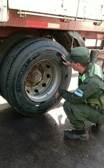 Secuestran 30 neumáticos escondidos en dos camiones en el puente Chaco-Corrientes