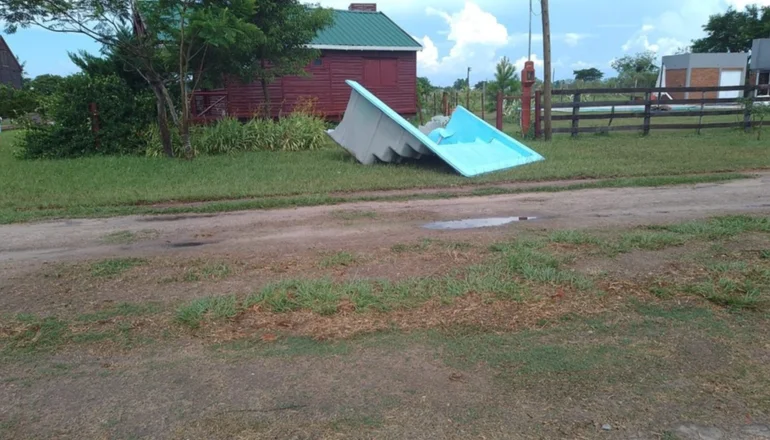 Insólito: remolinos destruyeron una pileta y derribaron la canaleta de una parroquia