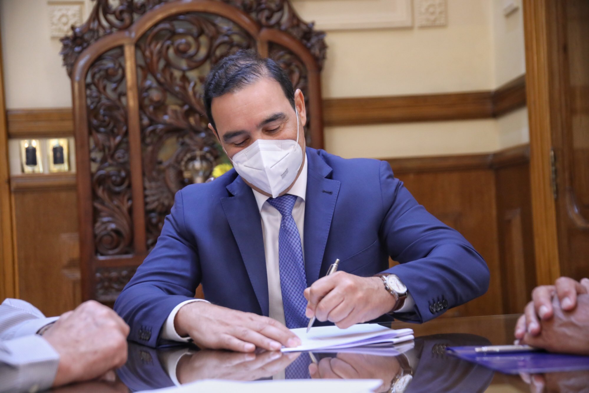 Valdés firmó convenios con cuatro intendentes para obras de infraestructura