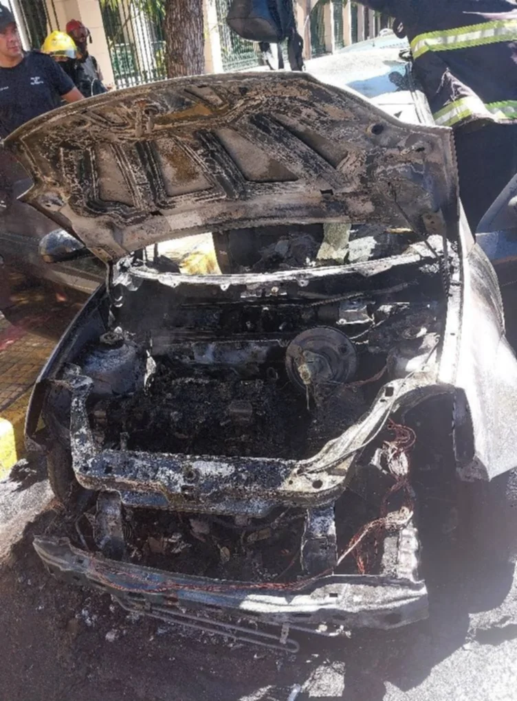 Video: un auto se prendió fuego cerca de una escuela en pleno centro de Corrientes