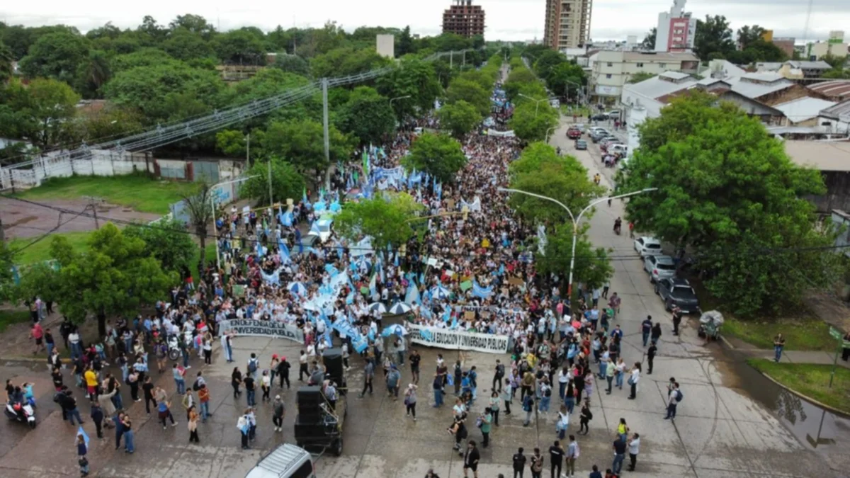Multitudinaria manifestación en defensa de la universidad pública en Corrientes y Chaco