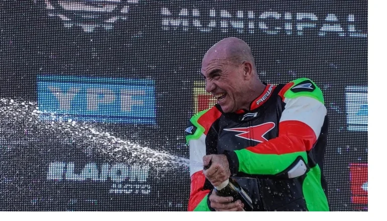 Festejo. El goyano “Lalo” Zini fue uno de los ganadores en la primera fecha del Superbike.