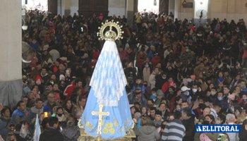 Después de dos años y bajo agua, 600.000  fieles pasaron por la Basílica de Itatí