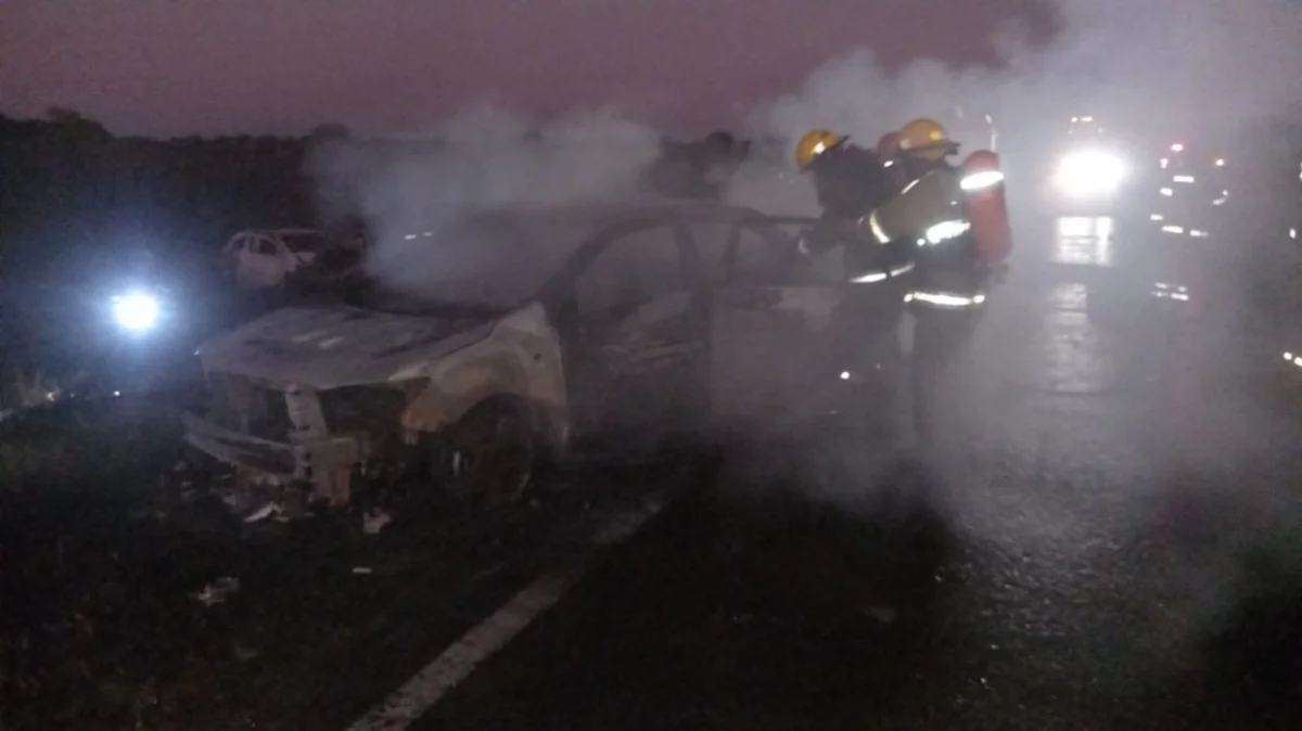 En una triple colisión dos vehículos se prendieron fuego en una ruta de Corrientes