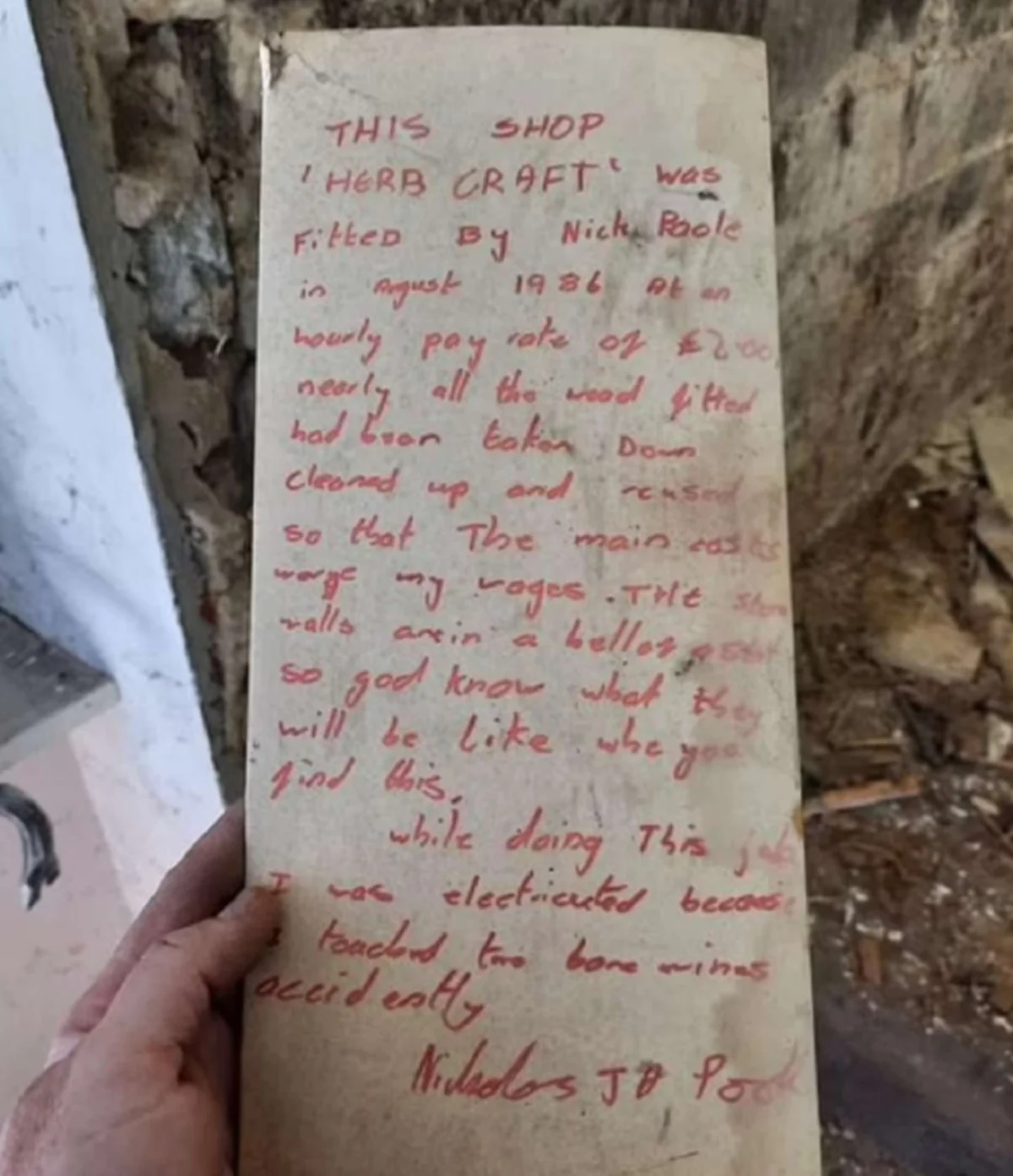 Un hombre picó una pared de su casa y descubrió una nota escrita hace 35 años con una insólita indicación