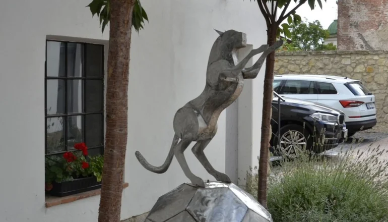 El yaguareté: emplazaron una escultura correntina en República Checa
