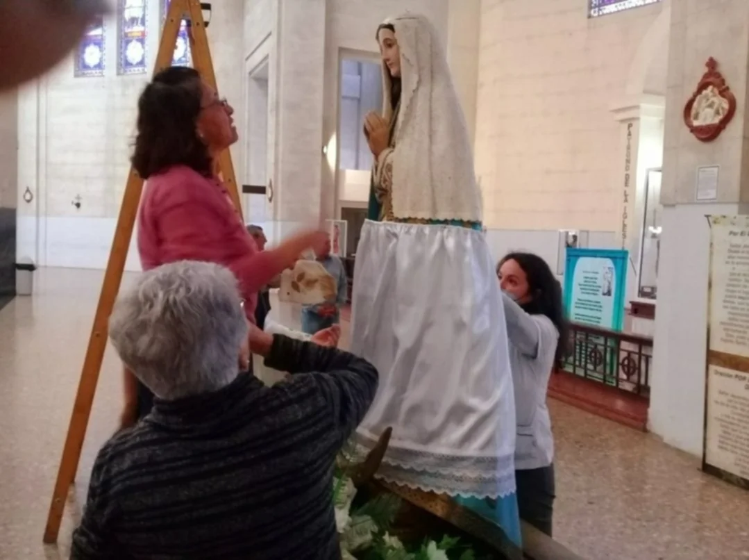 Con un cambio de vestuario la Virgen de Itatí se prepara para los peregrinos jóvenes 