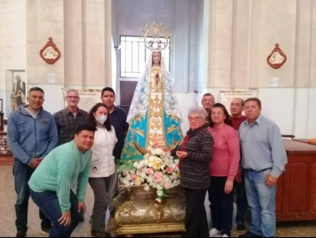 Con un cambio de vestuario la Virgen de Itatí se prepara para los peregrinos jóvenes 