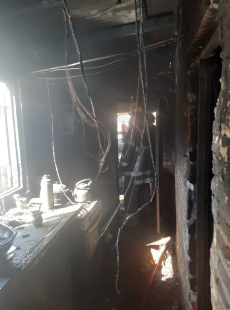 Feroz incendio arrasó con toda una vivienda en Corrientes: un joven sufrió quemaduras
