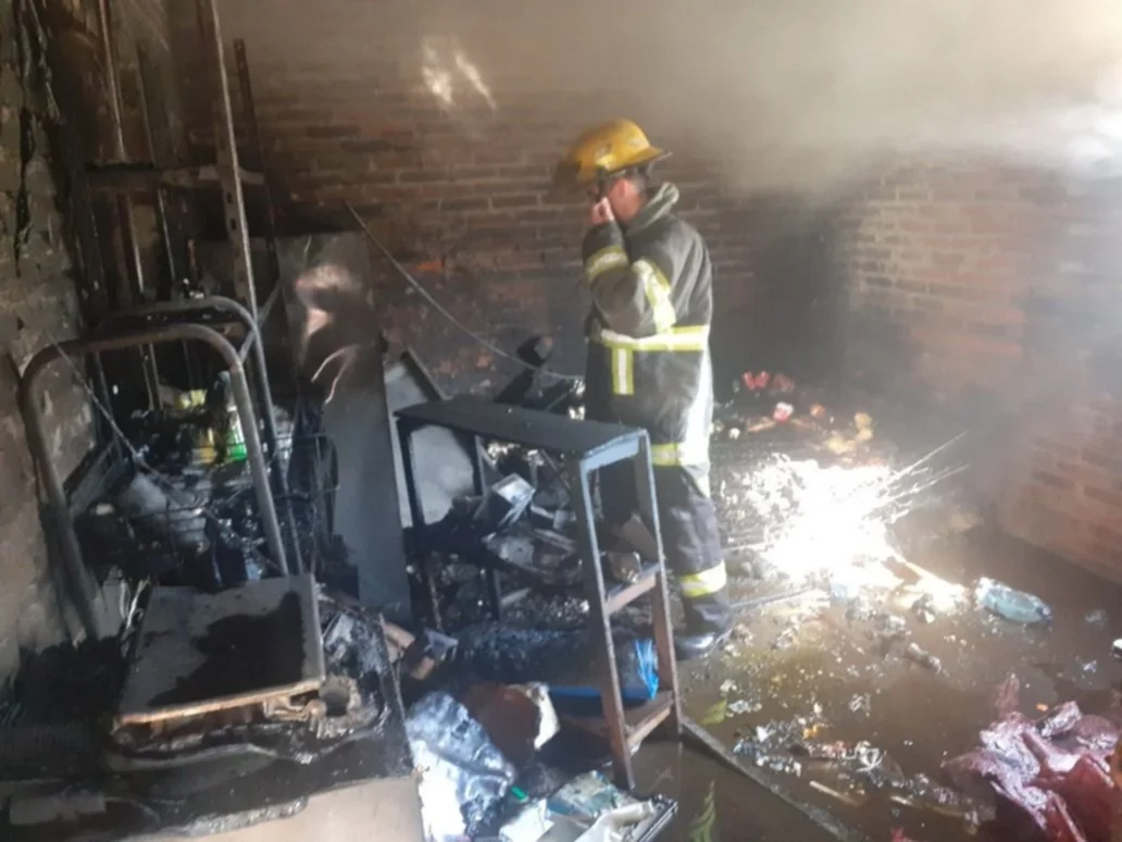 Feroz incendio arrasó con toda una vivienda en Corrientes: un joven sufrió quemaduras