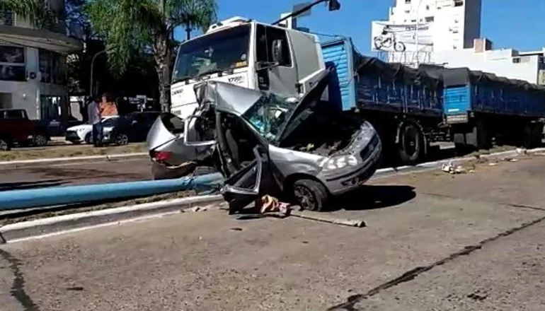 Impactante choque entre un camión y un auto en Corrientes
