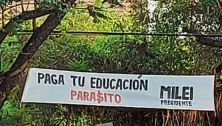 "Pagá tu educación parásito": los carteles que aparecieron en los campus de la Unne