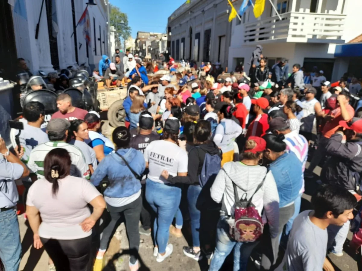 Serios incidentes en la manifestación de carreros frente a la Municipalidad de Corrientes