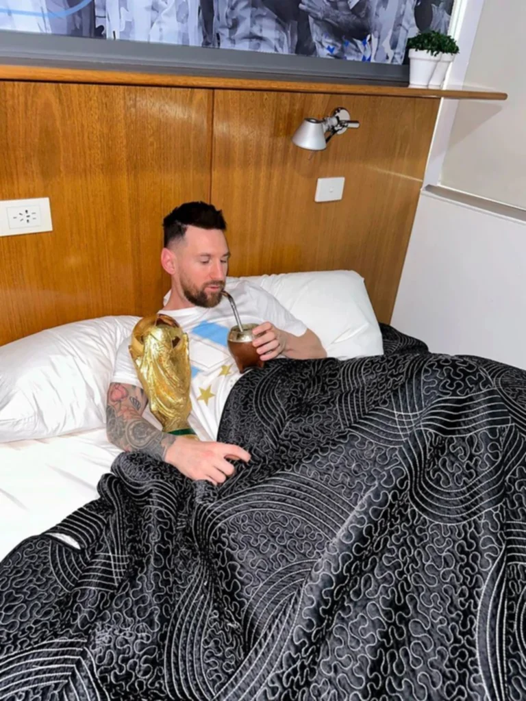 Furor: la foto de Messi durmiendo con la Copa del Mundo en Argentina