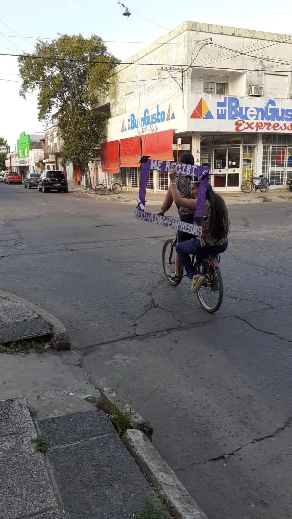 Caravana en bicicleta: la historia de superación de una joven que logró recibirse