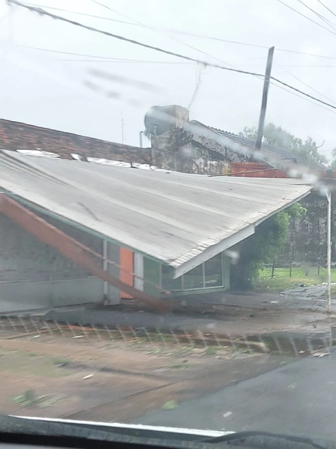  Destrozos e inconvenientes por el temporal en Corrientes